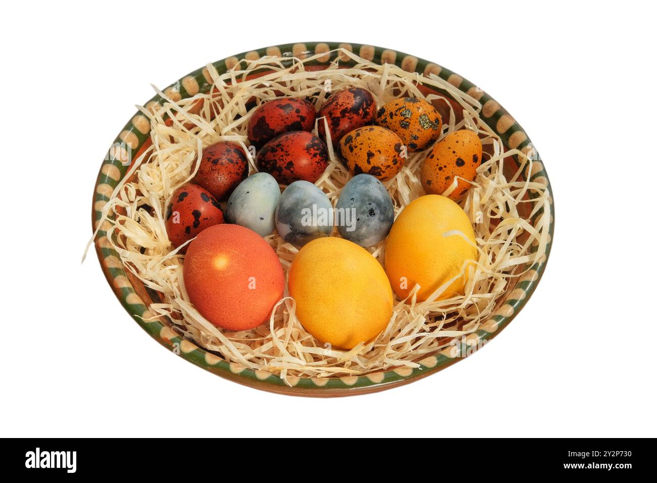 Ostereier auf rustikalem Teller. Isolieren auf weißem Hintergrund. Ostertraditionen. Verschiedene bemalte Eier. Wohnkultur. Rustikaler Stil. Stockfoto