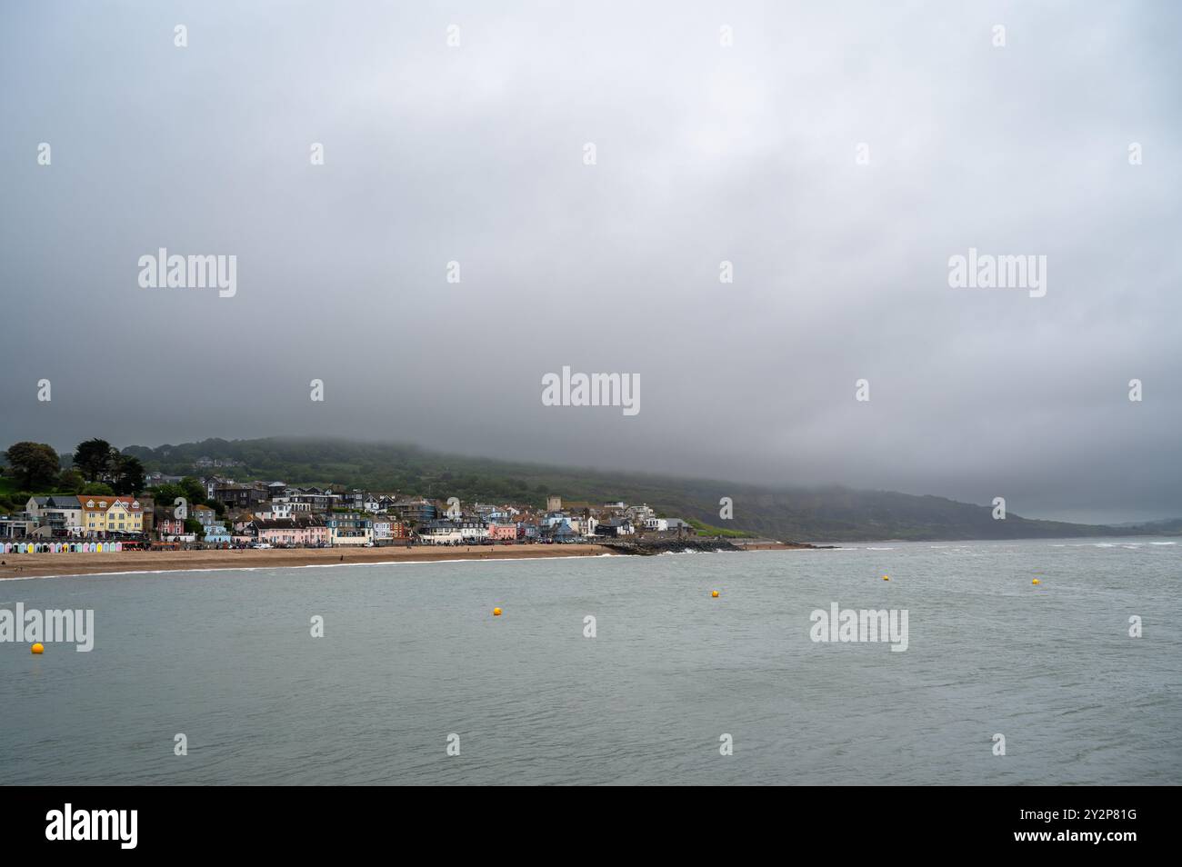 Lyme Regis unter einem bewölkten Himmel in Dorset, England Stockfoto
