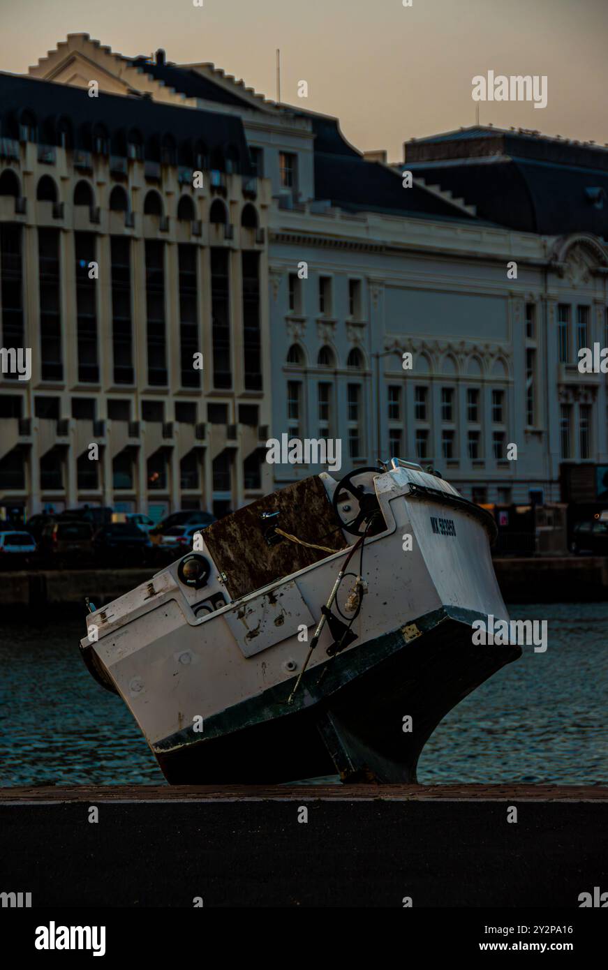 Ein verlassenes Boot in einem Hafen Stockfoto