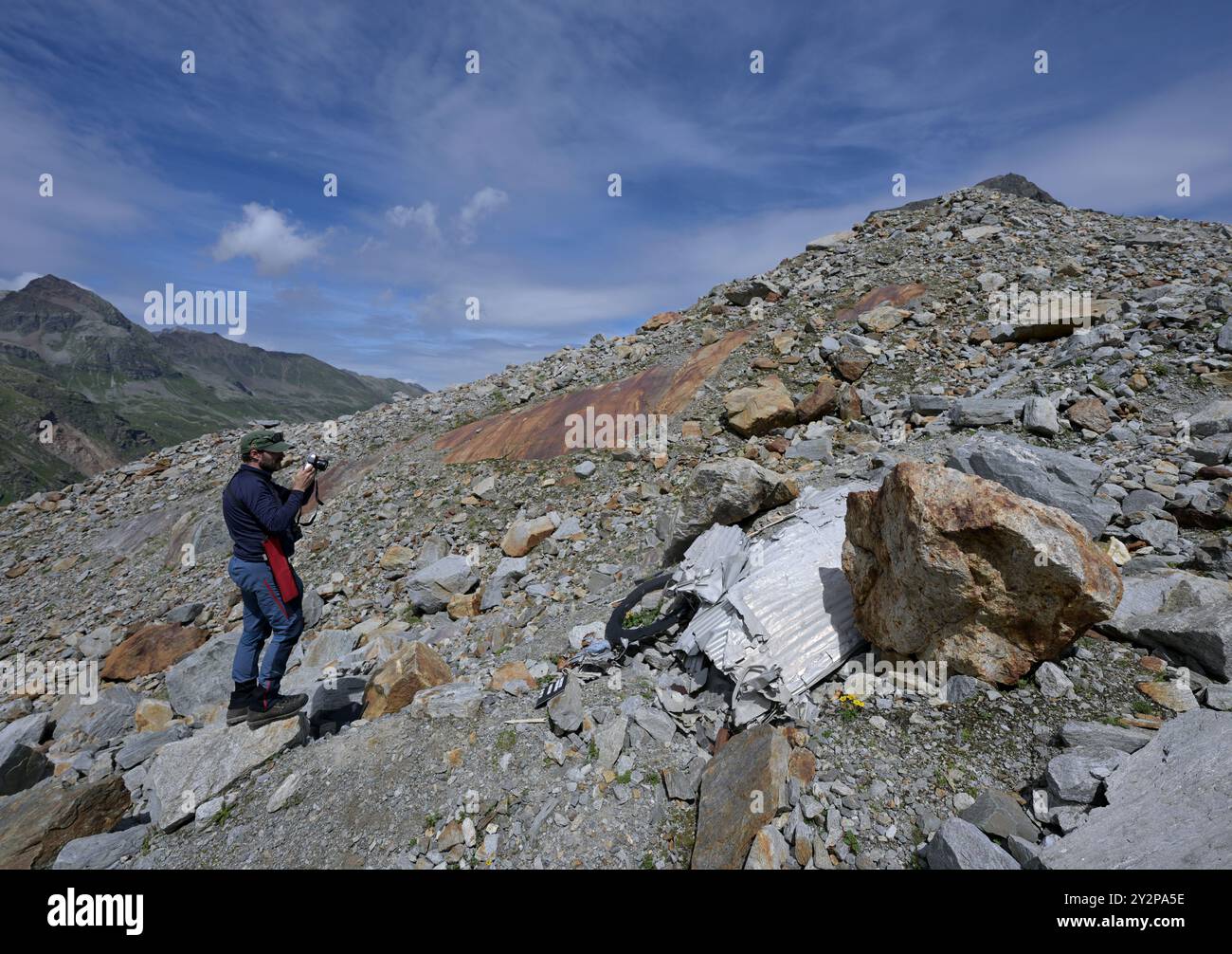 THEMENBILD - Projekt „Bild der Zukunft“: Der Rückzug der Gletscher aufgrund der globalen Erwärmung verursacht auch antike archäologische Artefakte, die lange im Eis liegen, zum Schmelzen. Seit einigen Jahren befindet sich die Absturzstelle eines US-Bombers unterhalb der Eiskante. Der einst mächtige Taschachferner liegt heute hunderte Meter über ihm. Foto aufgenommen am 28. August 2024, nächster Taschachferner-Gletscher in St. Leonhard im Pitztal. Der Hochgebirgsarchäologe Thomas Bachnetzer dokumentiert ein Wrack eines US-Bombers, der 1944 abstürzte – 20240805 PD28527 Stockfoto