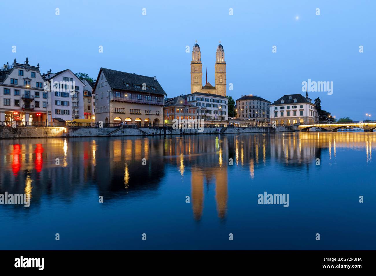 Historische Architektur am Ufer der Limmat in Zürich bei Nacht Stockfoto