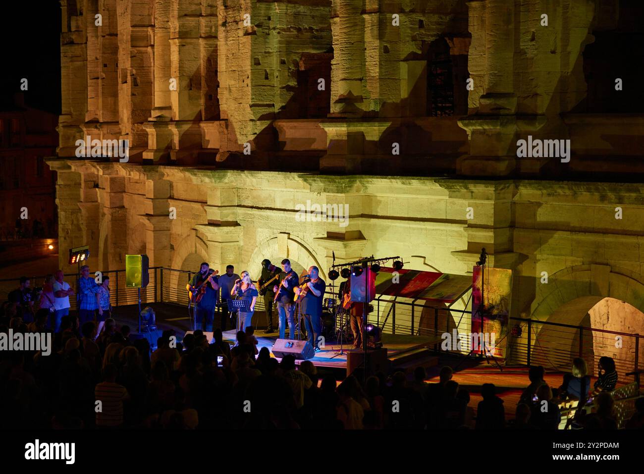 Die Band trat vor dem römischen Amphitheater beim Festival Feria du Riz am 6. September 2024 in Arles, Provence, Frankreich auf Stockfoto