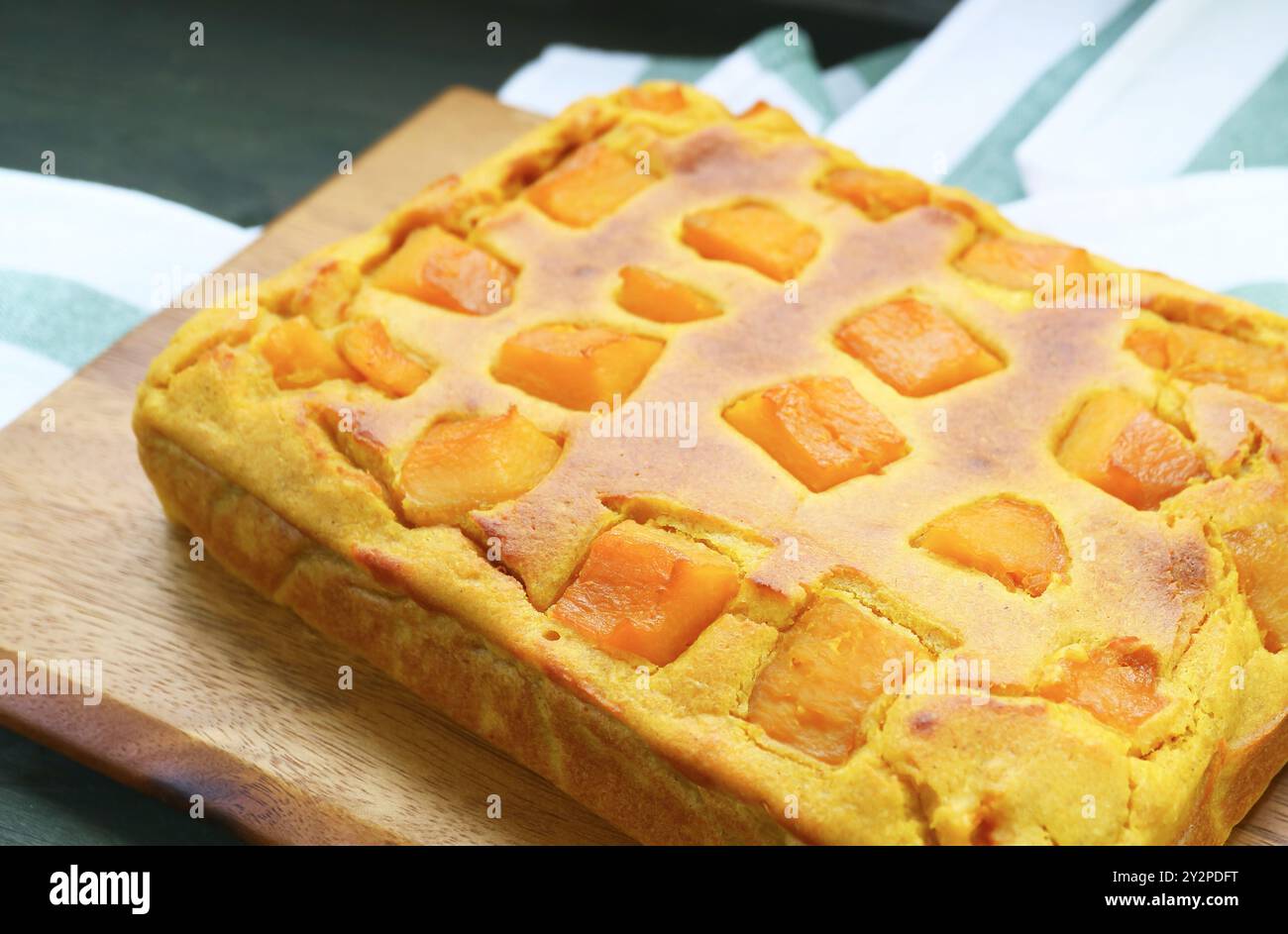 Nahaufnahme der frisch gebackenen Butternut Squash Cake Bar auf hölzernem Breadboard Stockfoto