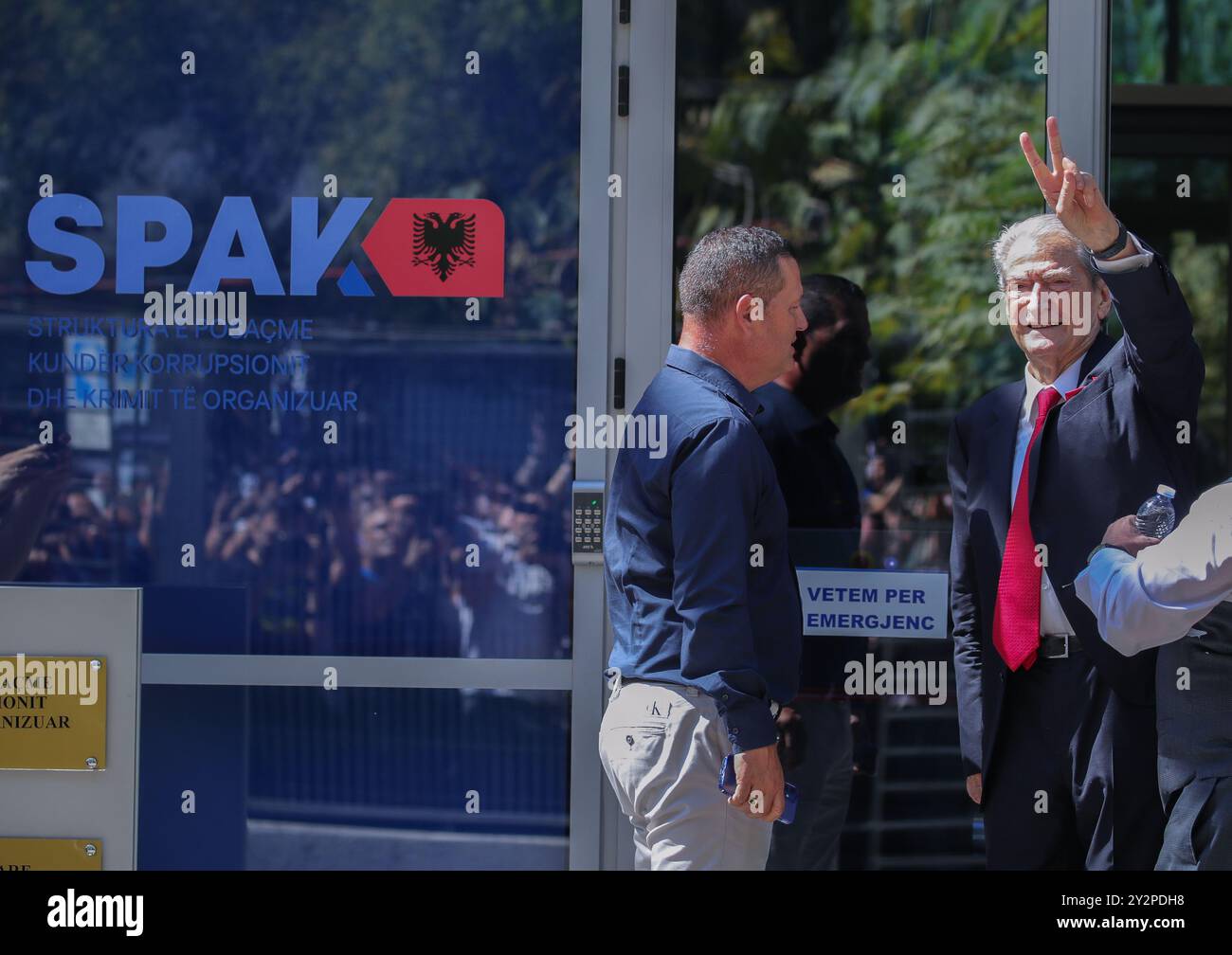 Tirana, Tirana, Albanien. September 2024. Sali Berisha, Führer der albanischen oppositionellen Demokratischen Partei, blitzt ein V für den Sieg als Eintritt in das Büro des Anti-Korruptions-Sonderstaatsanwalts (SPAK), wo er wegen Korruption von den Staatsanwälten angeklagt werden muss. (Kreditbild: © Armando Babani/ZUMA Press Wire) NUR REDAKTIONELLE VERWENDUNG! Nicht für kommerzielle ZWECKE! Stockfoto