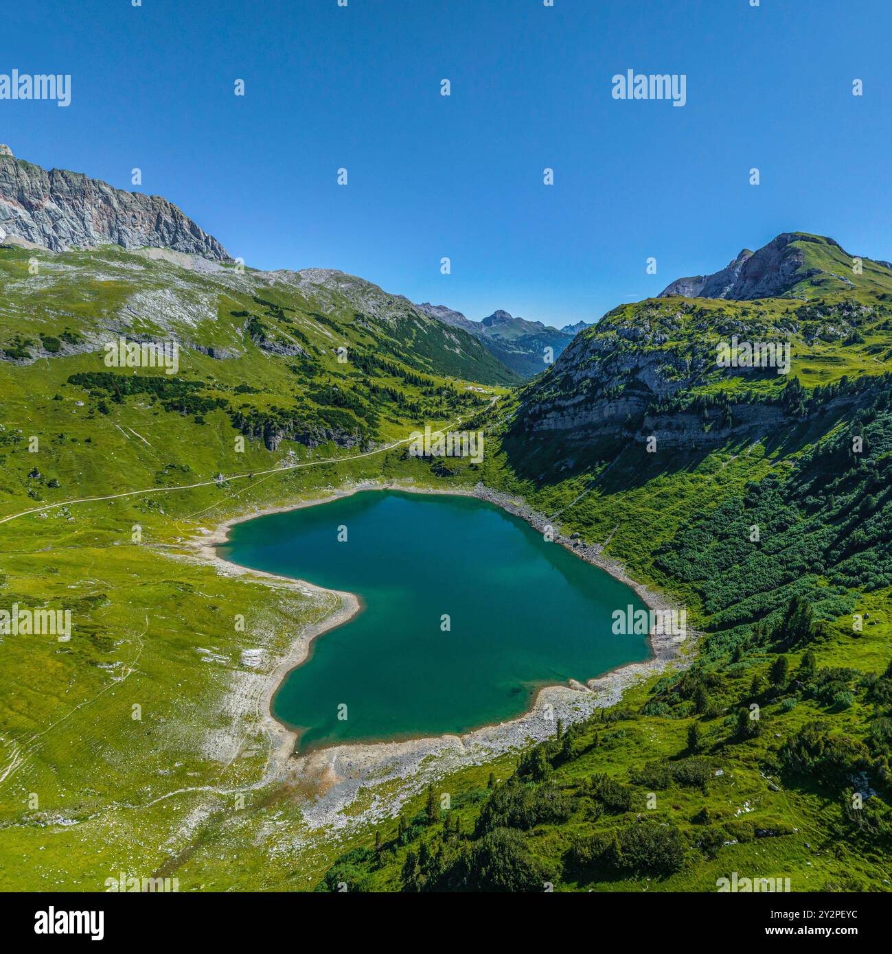 Imposante alpine Natur am Formariner See in der Nähe der Freiburger Hütte in den Vorarlberger Alpen Stockfoto
