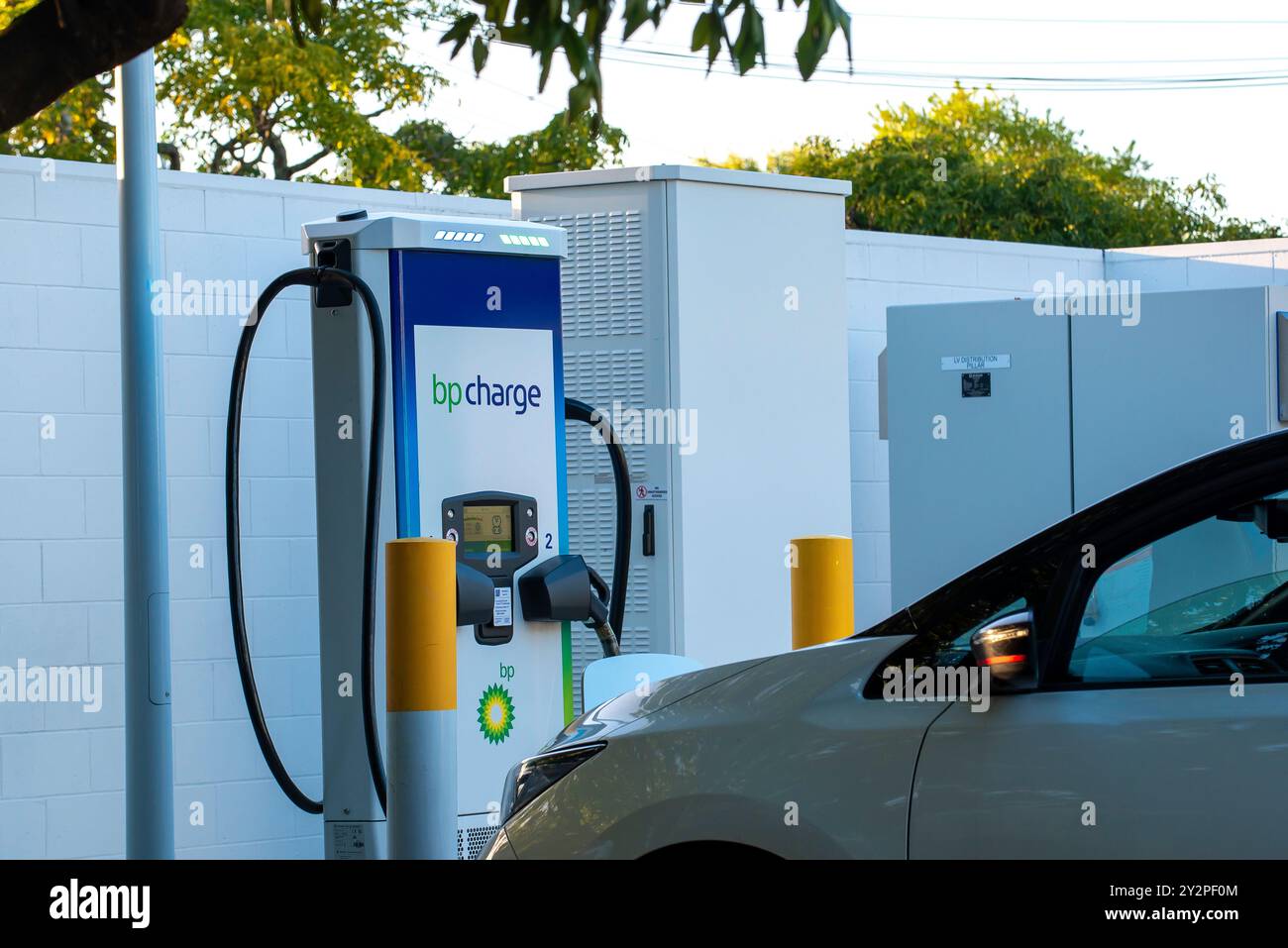 Ein Auto parkt und mit BP-Ladung aufgeladen, Elektrofahrzeug-EV-Autoladegerät in Ponsonby, Auckland, Neuseeland Stockfoto