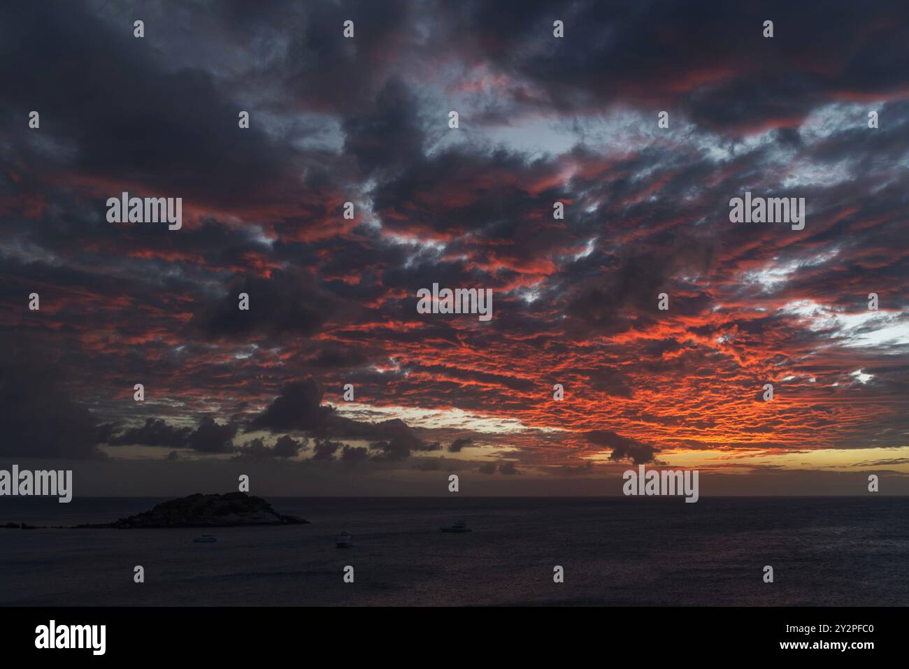 Malerischer stimmungsvoller Sonnenuntergang über Anchors Bay auf Lizard Island in Queensland, Australien. Stockfoto