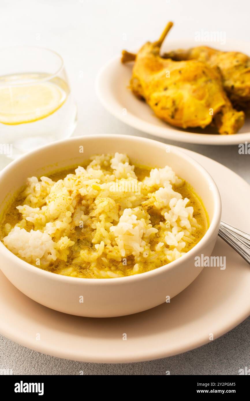 Gedünstetes Kaninchen mit Reis, serviert Tisch mit Speisen, köstliches herzhaftes Mittag- oder Abendessen Stockfoto