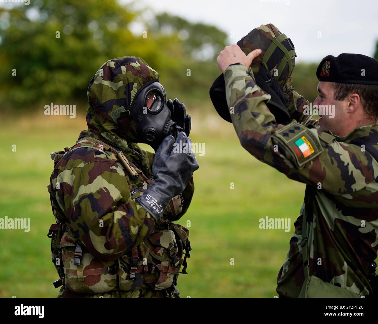 Privater 3-Sterne-Alan James harte trägt einen CBRN-Anzug (Chemical, Biological, Radiological and Nuclear), während er an der nationalen Zertifizierungsübung der europäischen Kampfgruppe im Gormanstown Camp in Co Meath teilnimmt. Bilddatum: Mittwoch, 11. September 2024. Stockfoto