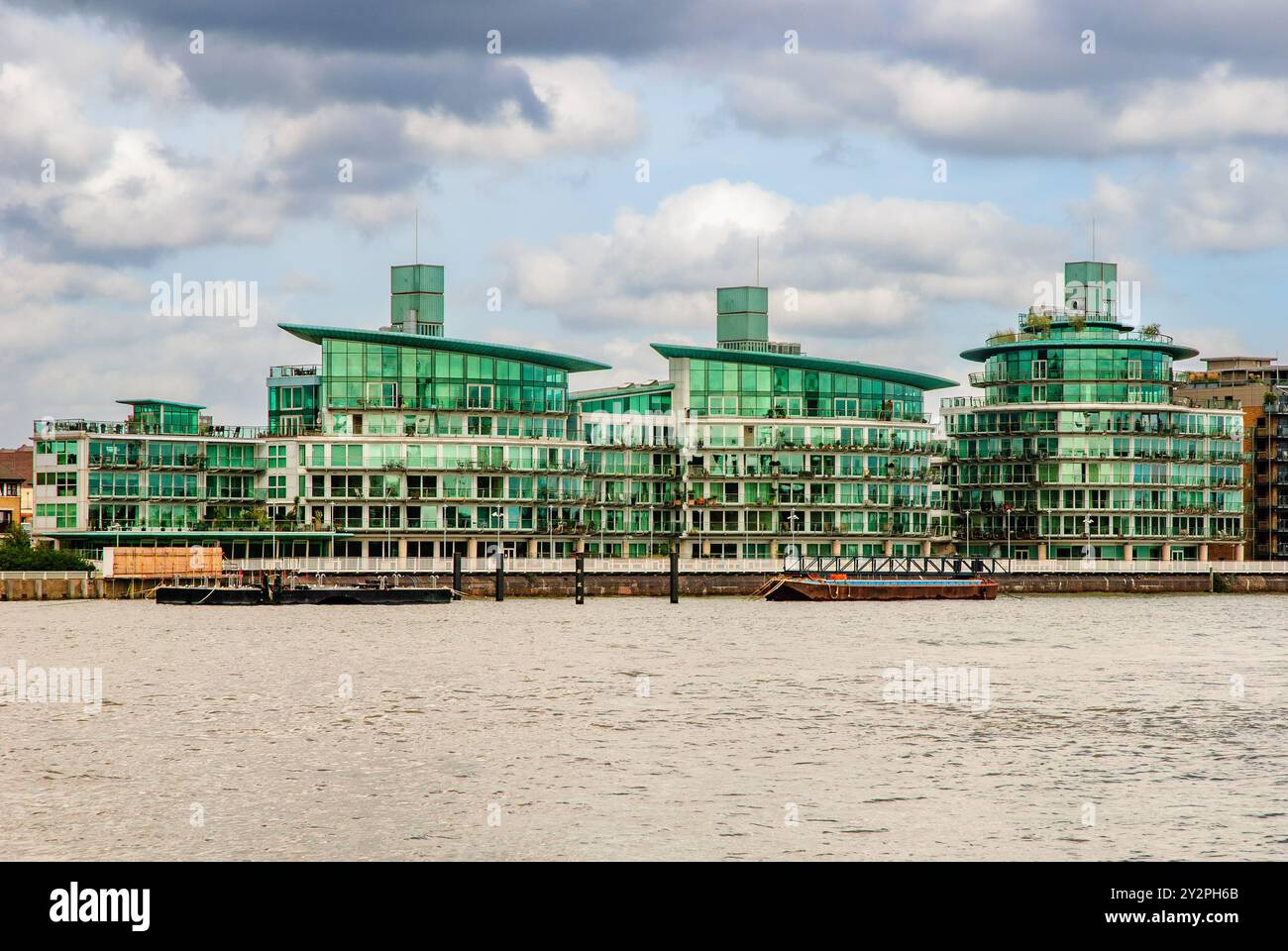 Moderne riverside Apartments in Wapping High Street - London, England Stockfoto