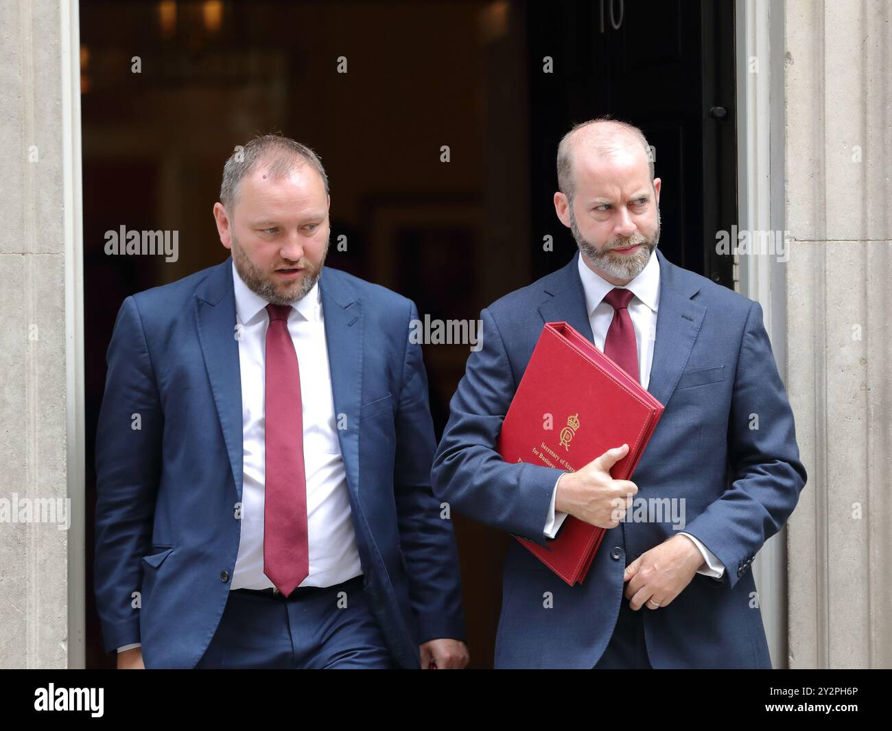 London, Vereinigtes Königreich. 3. September 2024. Der schottische Staatssekretär Ian Murray und der Staatssekretär für Wirtschaft und Handel Jonathan Reynolds verlassen die Downing Street Nr. 10 nach der Kabinettssitzung. Stockfoto