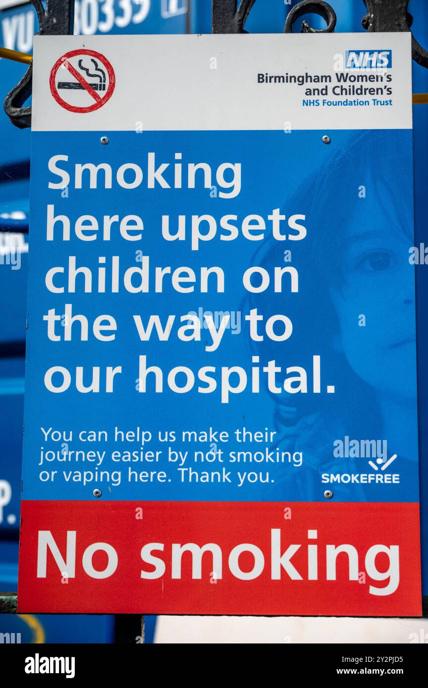 Rauchverbotsschild am Eingang zum Birmingham Children's Hospital, Birmingham, Großbritannien Stockfoto