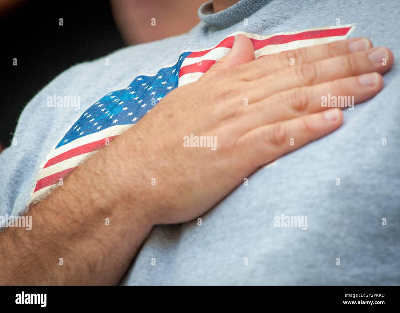 Hand auf Herz mit US-Flagge , Nahaufnahme einer Hand auf einer Brust, die ein T-Shirt mit einer amerikanischen Flagge trägt, aufgenommen während des FIFA Womens Worldcup 2011 in Deutschland. Symbol für Patriotismus und Unterstützung der USA. *** Hand an Herz mit US-Flagge, Nahaufnahme einer Hand auf der Brust mit einem T-Shirt mit amerikanischer Flagge, aufgenommen während der FIFA Frauen-Weltmeisterschaft 2011 in Deutschland Symbol des Patriotismus und der Unterstützung für die USA Stockfoto