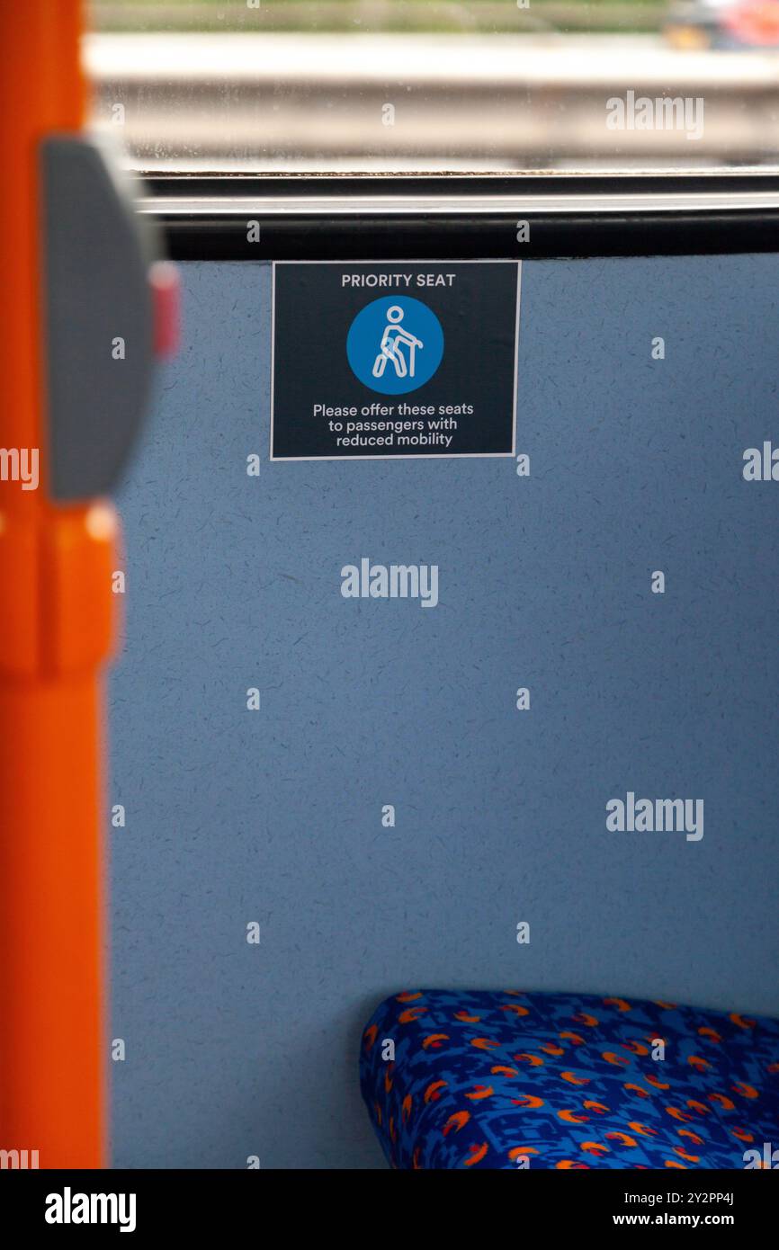 Schild mit bevorzugten Sitzplätzen in einem Stagecoach Bus Stockfoto