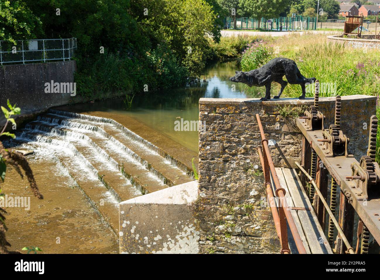 Skulptur „Stalking Dog“ von Greta Berlin am Fluss Brit, Bridport, Dorset, England Stockfoto