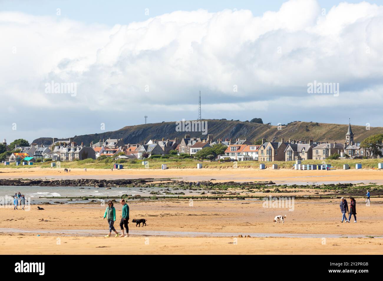 Leute laufen am Strand in Elie, Fife Stockfoto