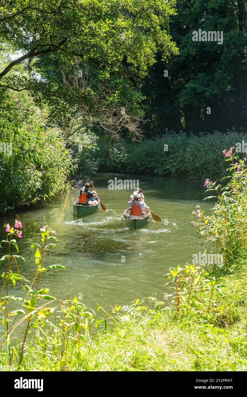 Paddeln Sie den Fluss Brit an einem heißen Sommertag in der Nähe von Bridport Dorset, England Stockfoto