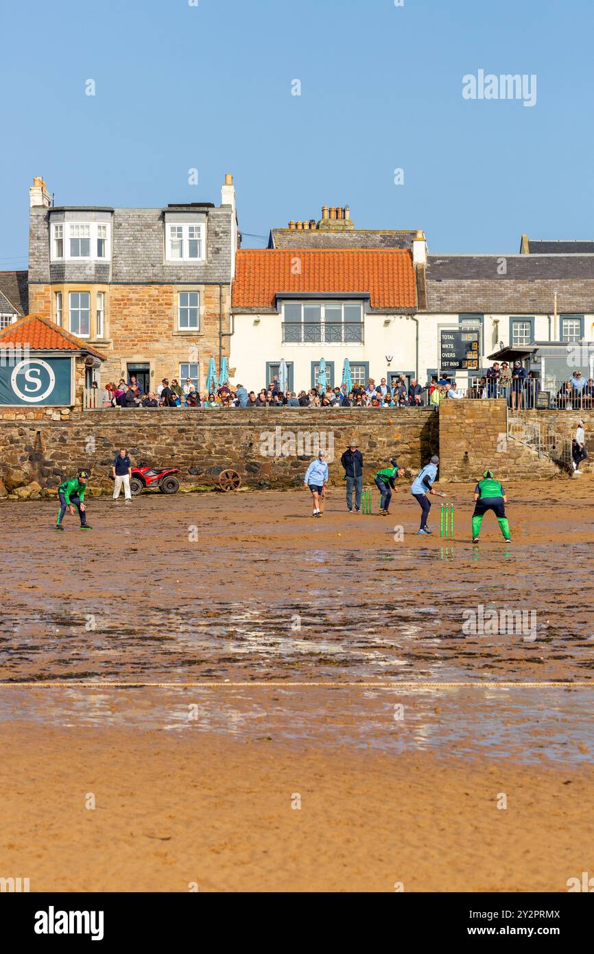 Leute spielen Cricket am Strand vor dem Ship Inn, Elie, Fife, Schottland Stockfoto