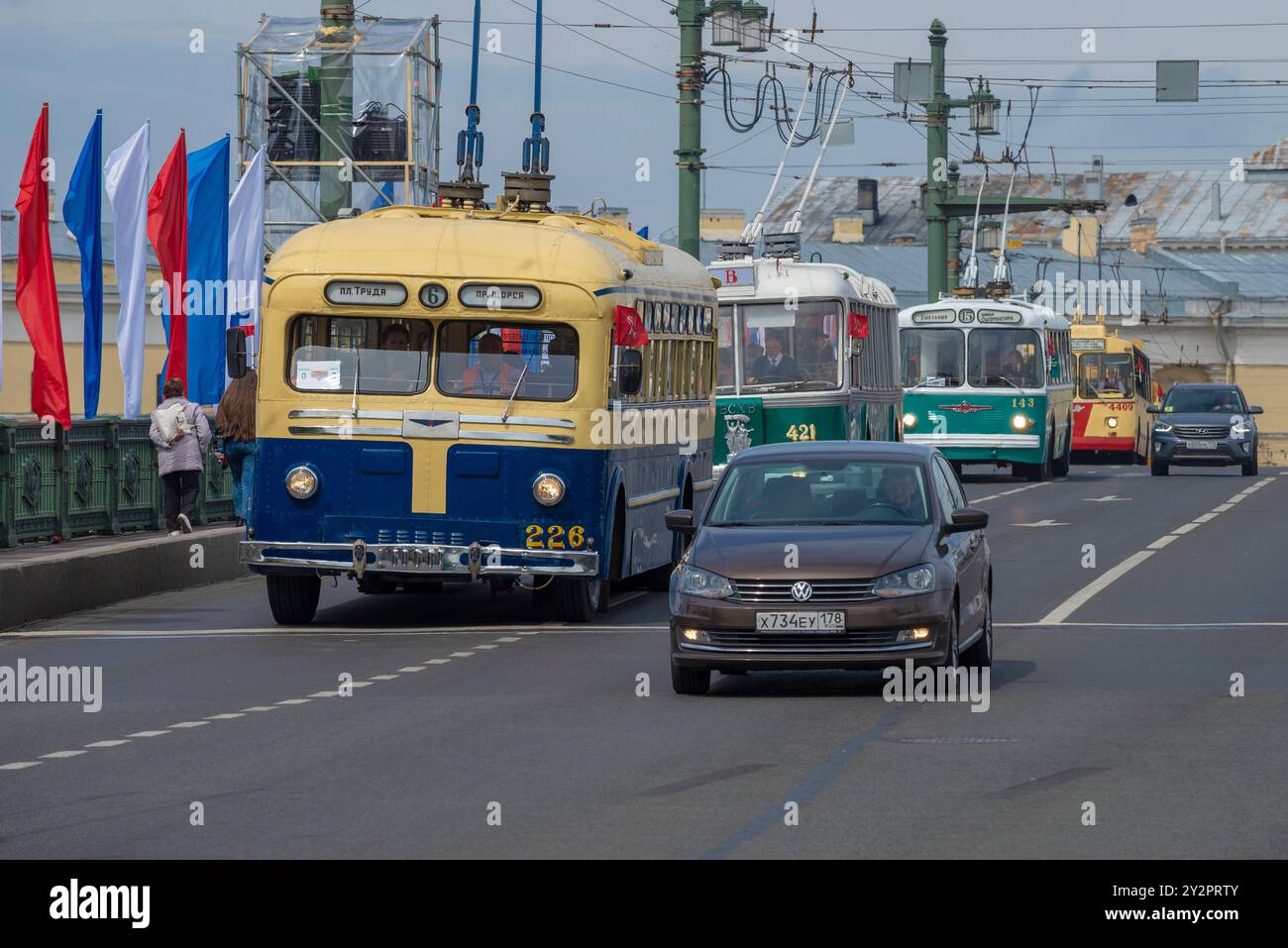 SANKT PETERSBURG, RUSSLAND - 25. MAI 2019: Der Konvoi alter sowjetischer Trolleybusse auf der Retro-Transportparade. Internationales Transportfestival Stockfoto