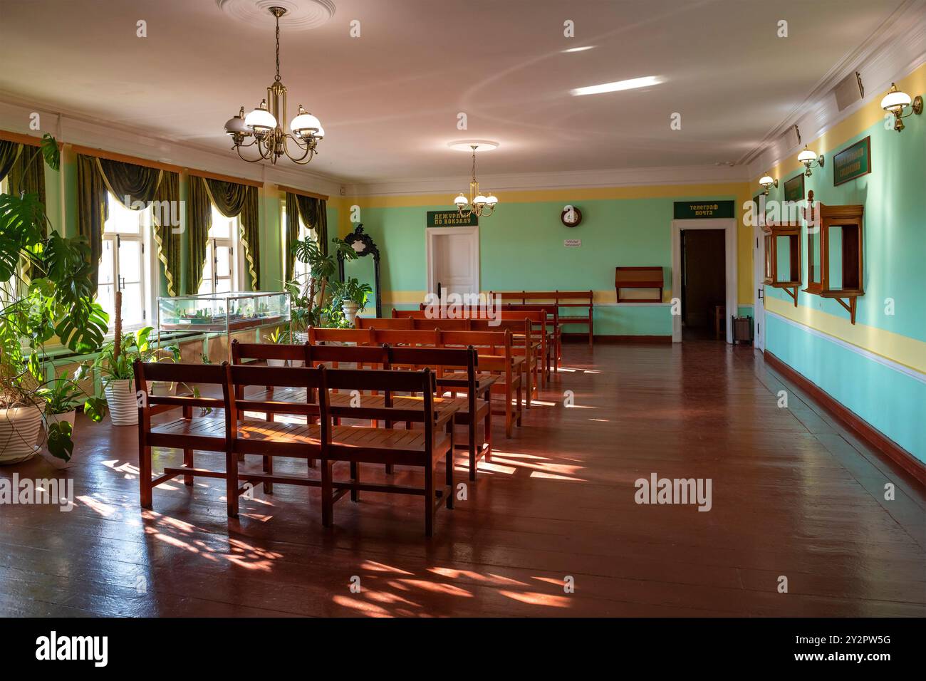 TOLSTOVSKIE DATSCHA, RUSSLAND - 14. JULI 2024: Wartezimmer des alten Bahnhofs Kozlova Zaseka (Yasnaya Polyana) Stockfoto