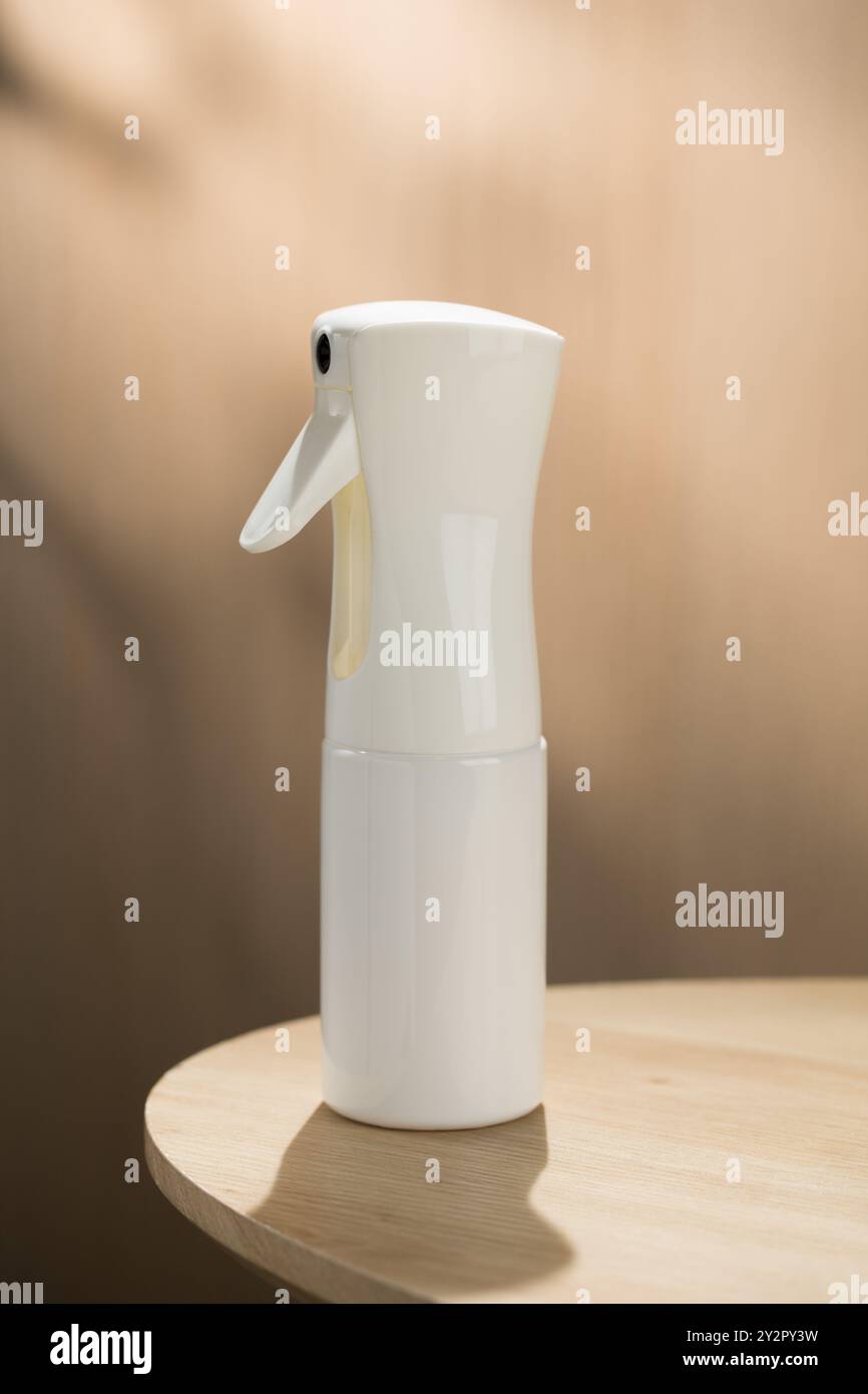 Diese schlanke weiße Alkoholsprayflasche, die sowohl für Eleganz als auch für Effizienz konzipiert wurde, wird die Hygienepraxis in Privathaushalten und Beruf revolutionieren Stockfoto