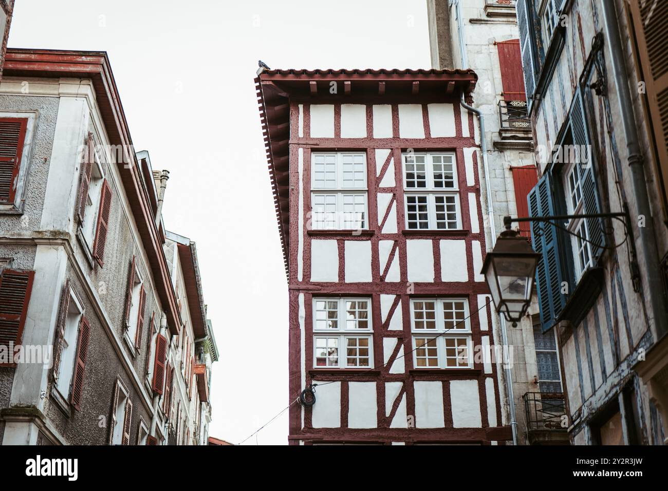 Charmante traditionelle baskische Architektur mit Fachwerkhäusern entlang einer alten Straße in Bayonne im Südwesten Frankreichs, die die Reichtümer der Region darstellen Stockfoto