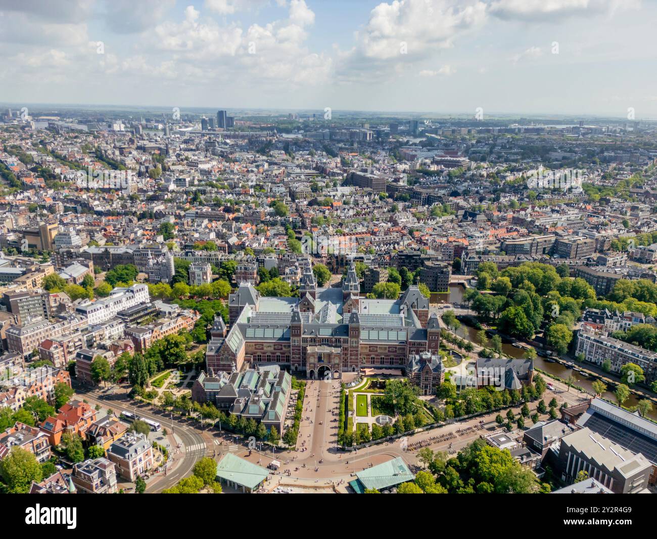 Von oben zeigt dieses Bild eine lebhafte Luftaufnahme einer belebten Stadt, die von ruhigen Wasserstraßen getrennt ist und einen historischen architektonischen Maste hervorhebt Stockfoto