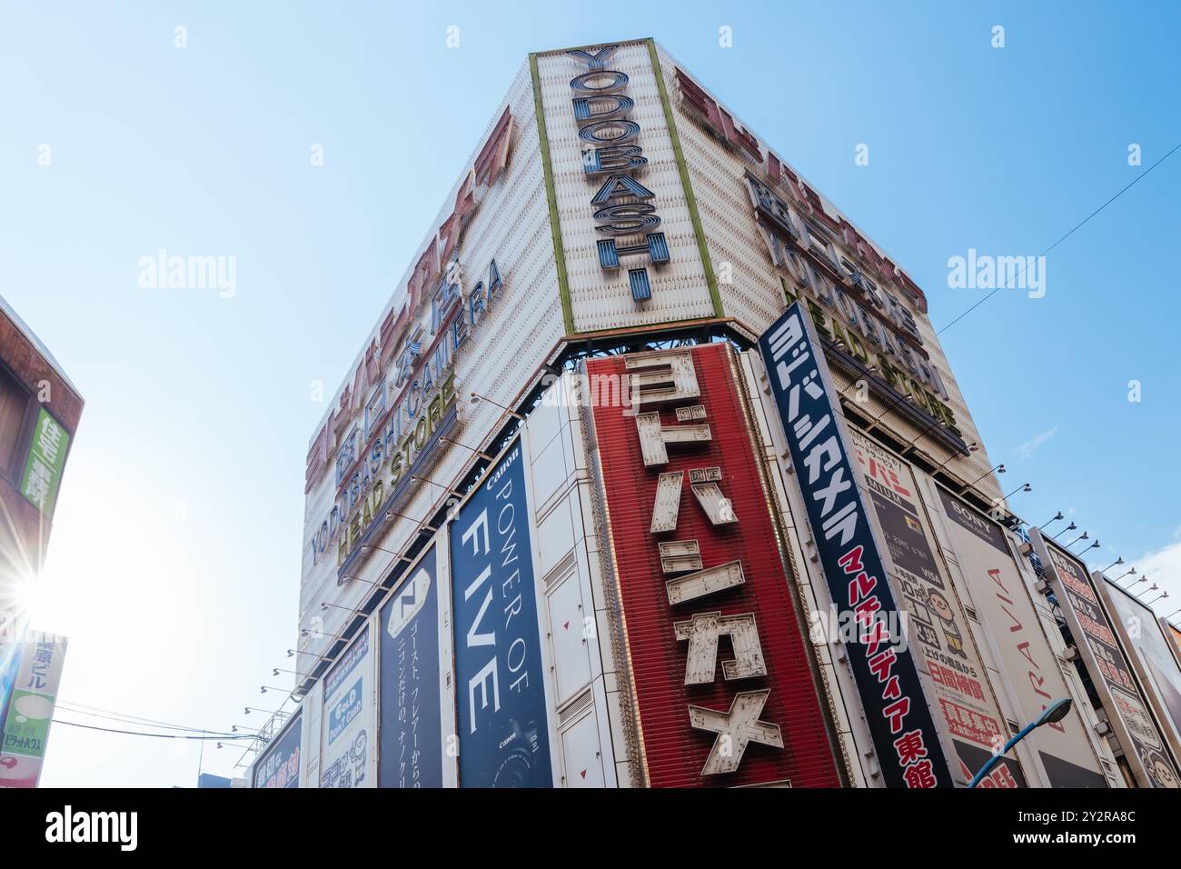 TOKIO, JAPAN - 18. MAI 2019: Tokios geschäftiges Stadtviertel Shinjuku tagsüber rund um den Yodobashi-Kamerashop Stockfoto