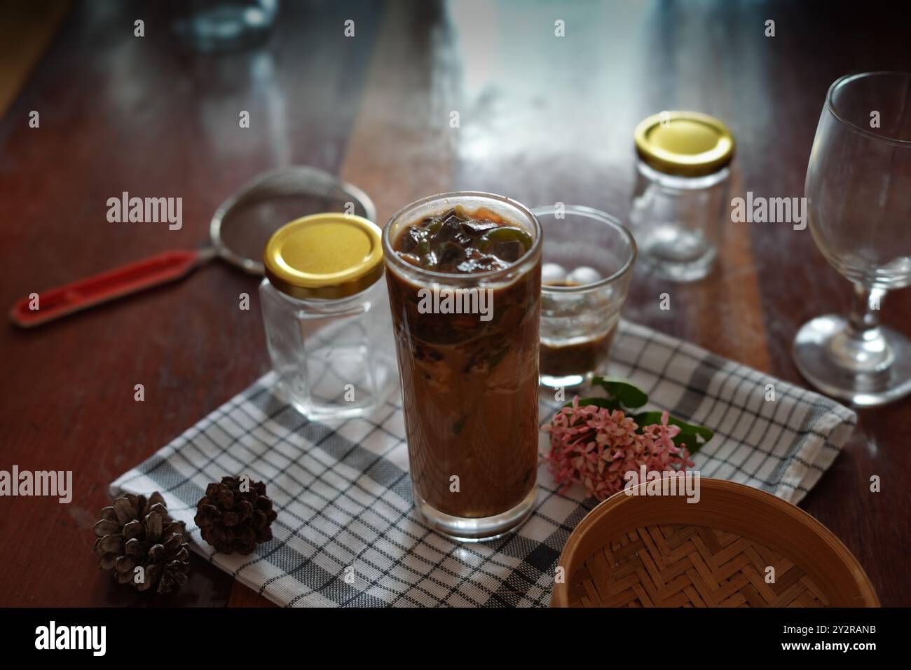 Trinken Sie eines der besten traditionellen Getränke in indonesien und es heißt Cendol Stockfoto