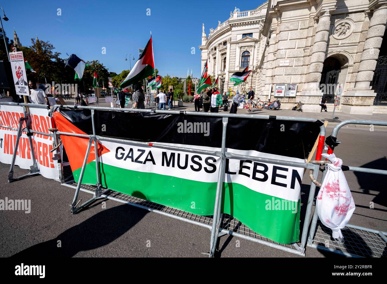 Wien, Österreich. 11. September 2024. Pro-Palästina Demo vor dem Wiener Burgtheater, Banner mit der Aufschrift GAZA MUSS LEBEN im Bild. Wien *** Wien, Österreich 11. September 2024 Pro Palestine Demonstration vor dem Wiener Burgtheater, Banner mit der Inschrift GAZA MUSS im Bild Wien LEBEN Stockfoto