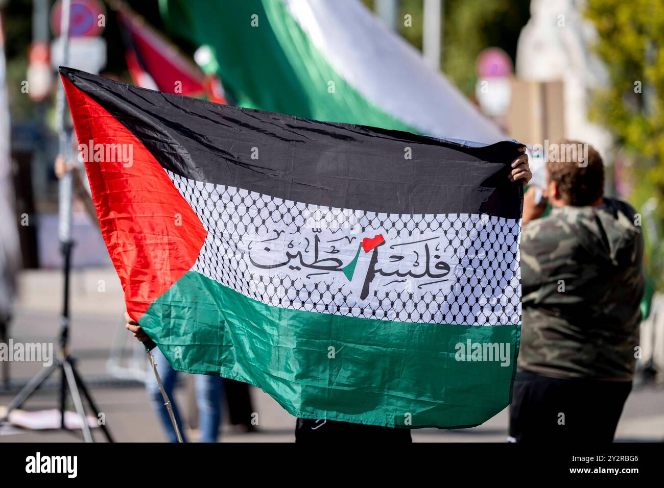 Wien, Österreich. 11. September 2024. Pro-Palästina Demo vor dem Wiener Burgtheater, Flagge mit der Aufschrift PALÄSTINA im Bild. Wien *** Wien, Österreich 11. September 2024 Pro Palestine Demonstration vor dem Wiener Burgtheater, Flagge mit der Inschrift PALÄSTINA im Bild Wien Stockfoto