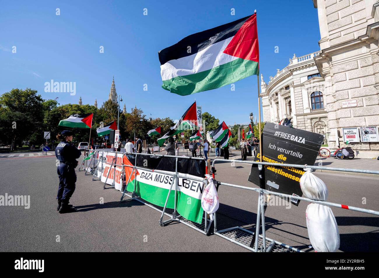 Wien, Österreich. 11. September 2024. Pro-Palästina Demo vor dem Wiener Burgtheater. Wien *** Wien, Österreich 11. September 2024 Pro Palestine Demo vor dem Burgtheater Wien Stockfoto