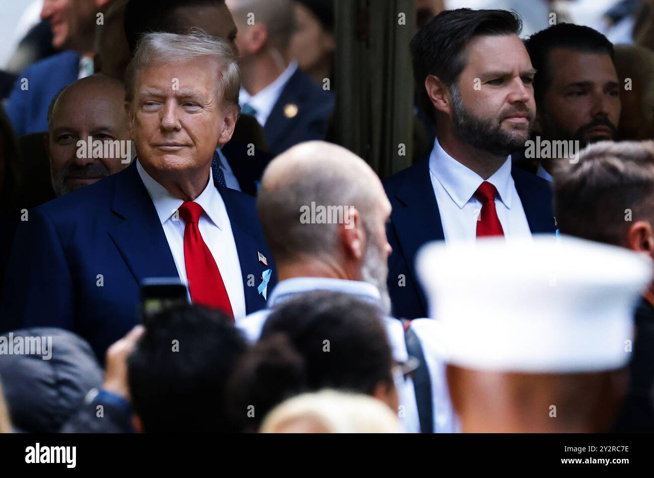 New York, Usa. September 2024. Der ehemalige Präsident Donald Trump, Left, und sein Amtskollege JD Vance nehmen am Mittwoch, den 11. September 2024, am Beginn der Gedenkfeier 9/11 im National 11th Memorial and Museum in New York City Teil. Foto: Peter Foley/UPI Credit: UPI/Alamy Live News Stockfoto
