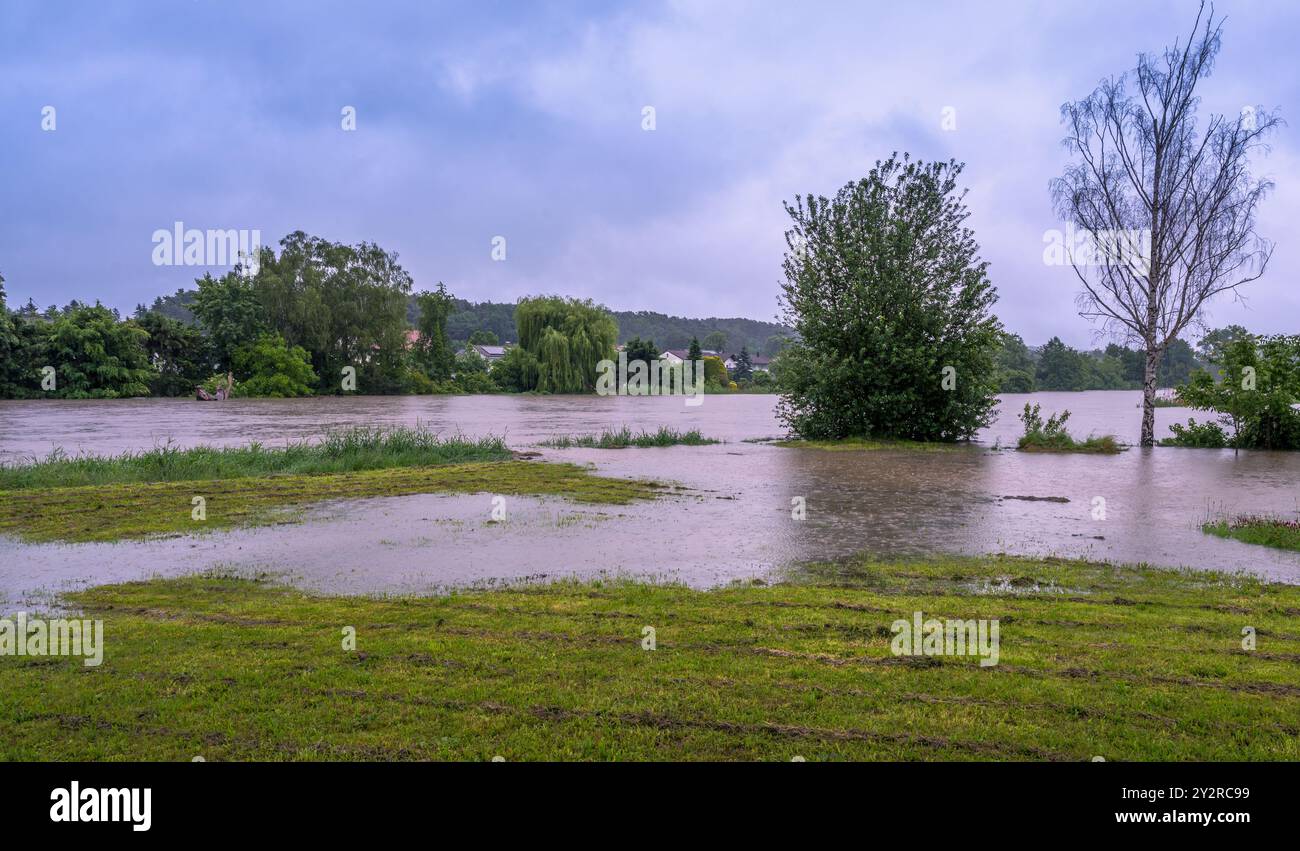 Überflutete Landschaft nach Starkregen in Schrobenhausen Stockfoto