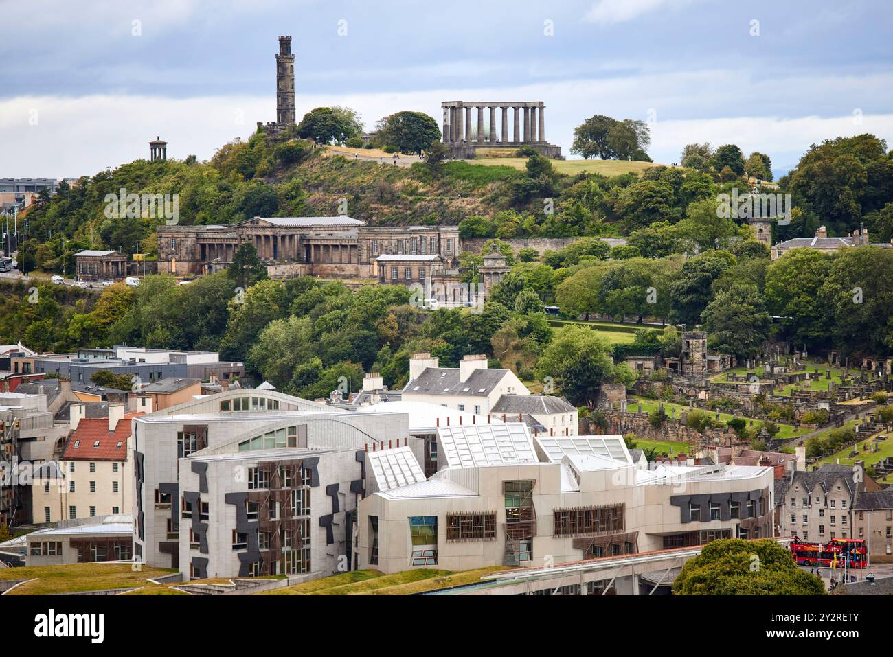 Blick auf Edinburgh von Salisbury Crags, Scottish Parliament Building, Old Royal High School, New Calton Graial Ground und Calton Hill Stockfoto