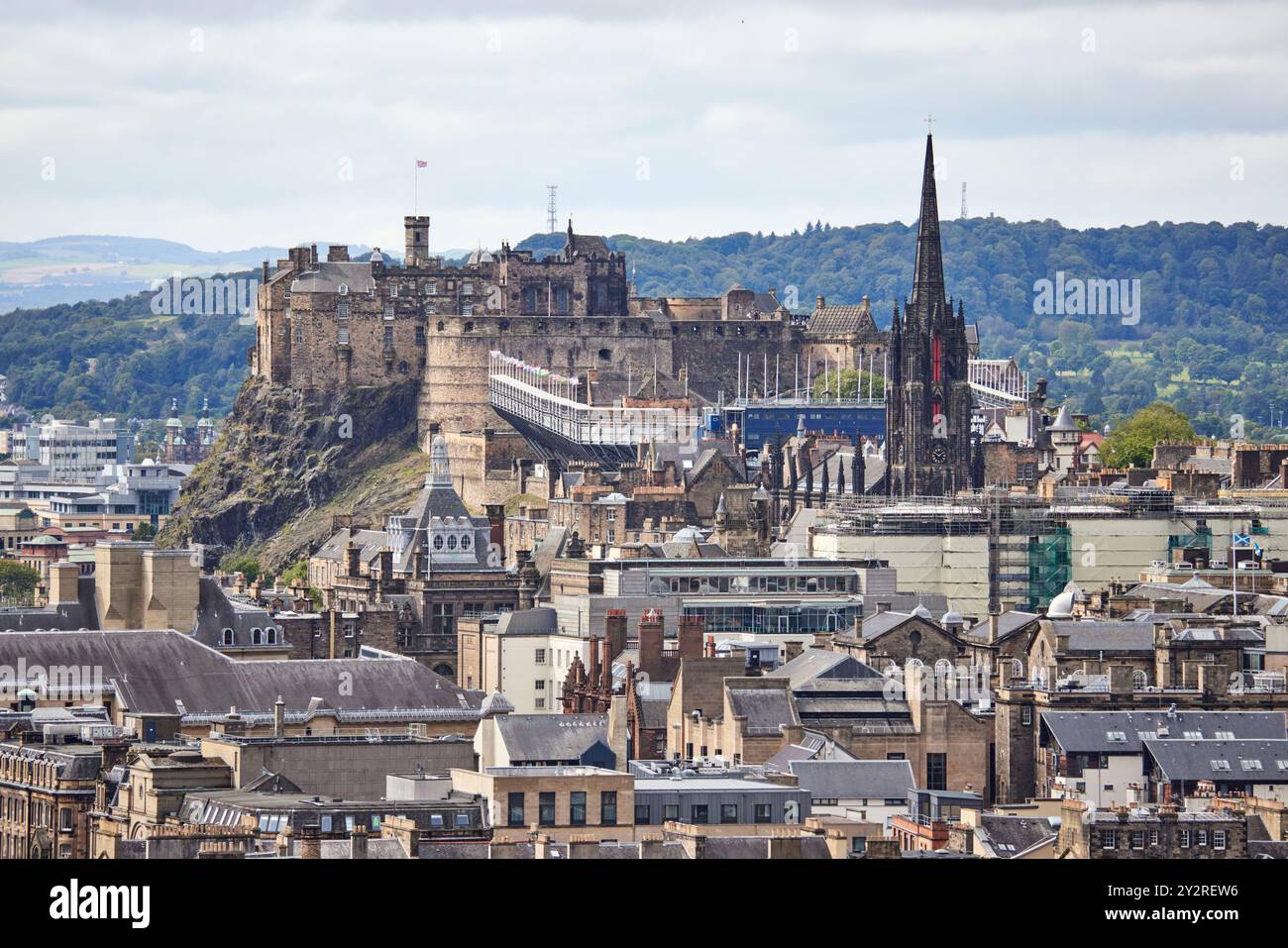 Blick auf Edinburgh von Salisbury Crags, Stadtbild von Edinburgh Castle Stockfoto
