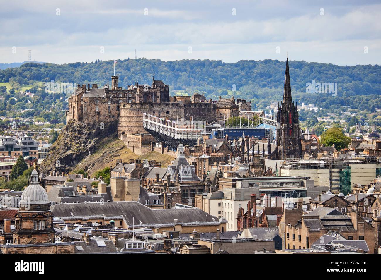 Blick auf Edinburgh von Salisbury Crags, Stadtbild von Edinburgh Castle Stockfoto