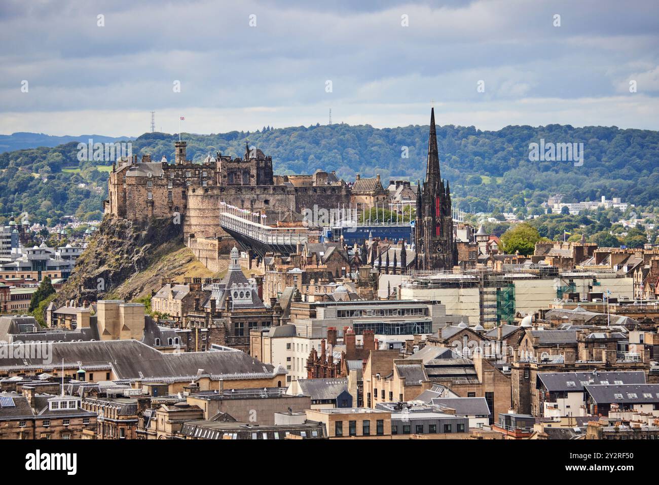 Blick auf Edinburgh von Salisbury Crags, Stadtbild von Edinburgh Castle Stockfoto