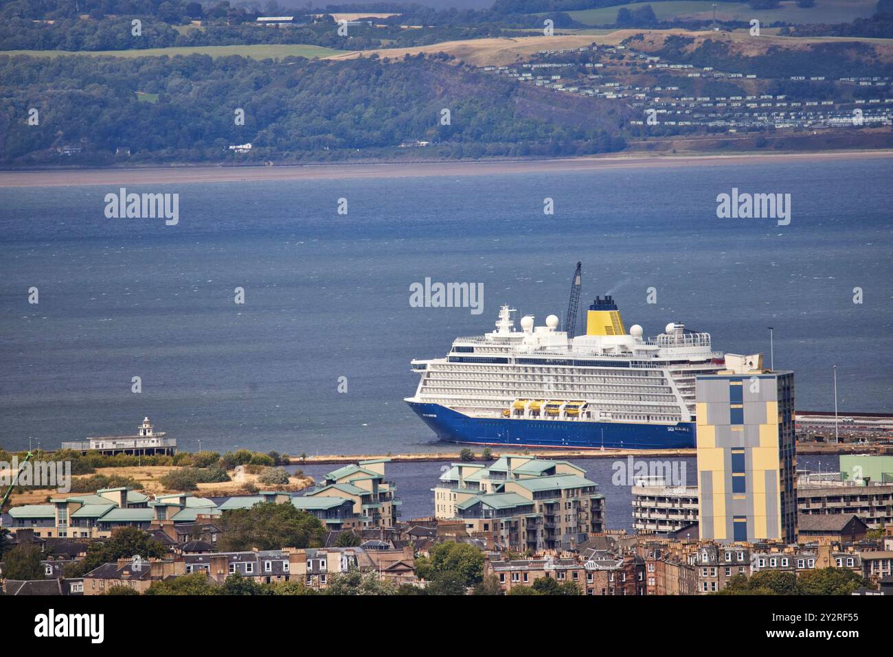 Blick auf Edinburgh von Salisbury Crags, SAGA Boot am Edinburgh (Leith) Cruise Terminal auf der Forth Stockfoto