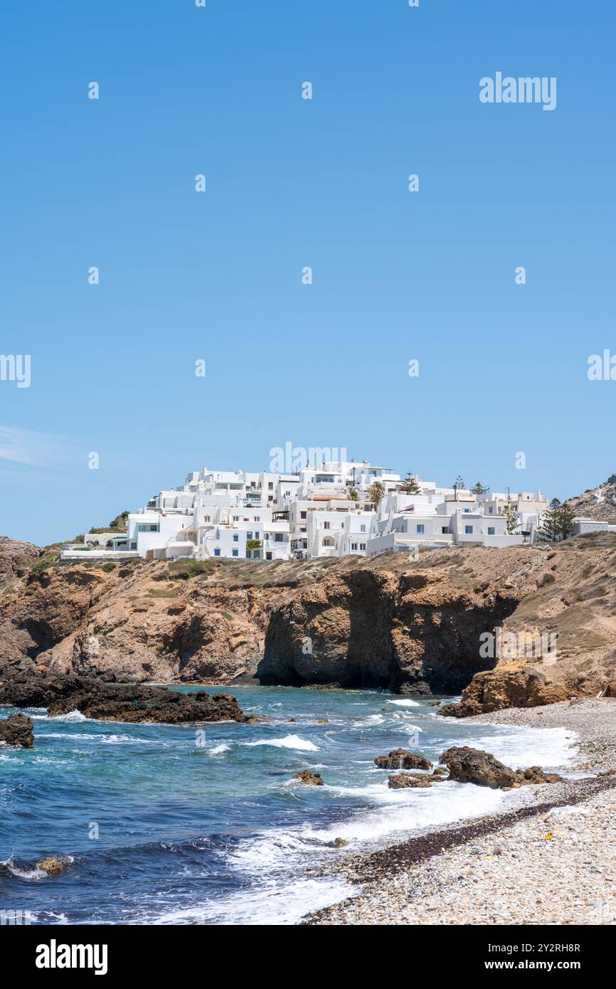 Dieses Foto zeigt eine Reihe von bezaubernden Häusern auf einer Klippe, die einen atemberaubenden Blick auf die Ägäis bieten. Stockfoto