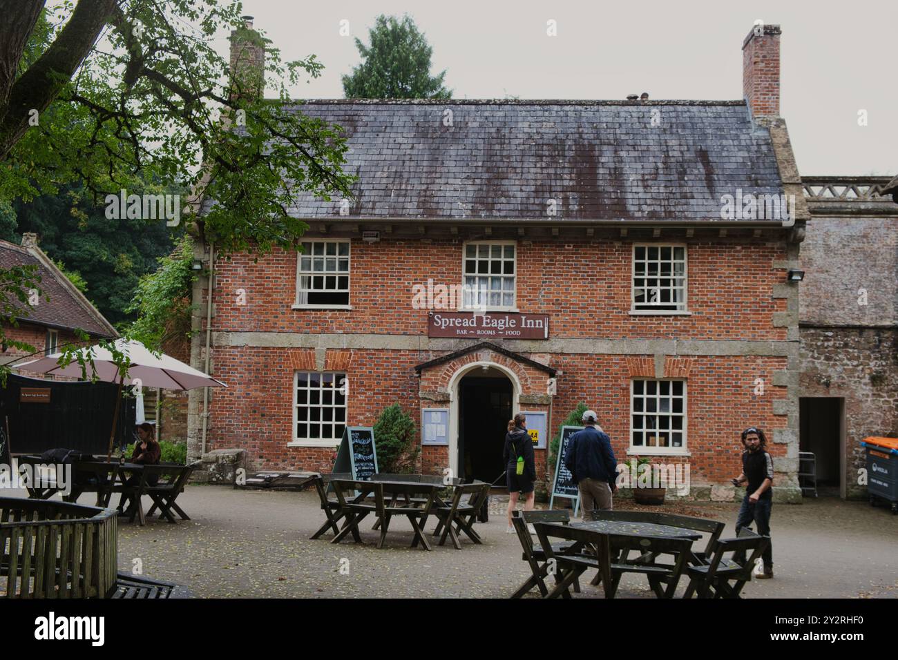 Außenansicht des Spread Eagle Inn in Stourhead in Wiltshire im Sommer Stockfoto