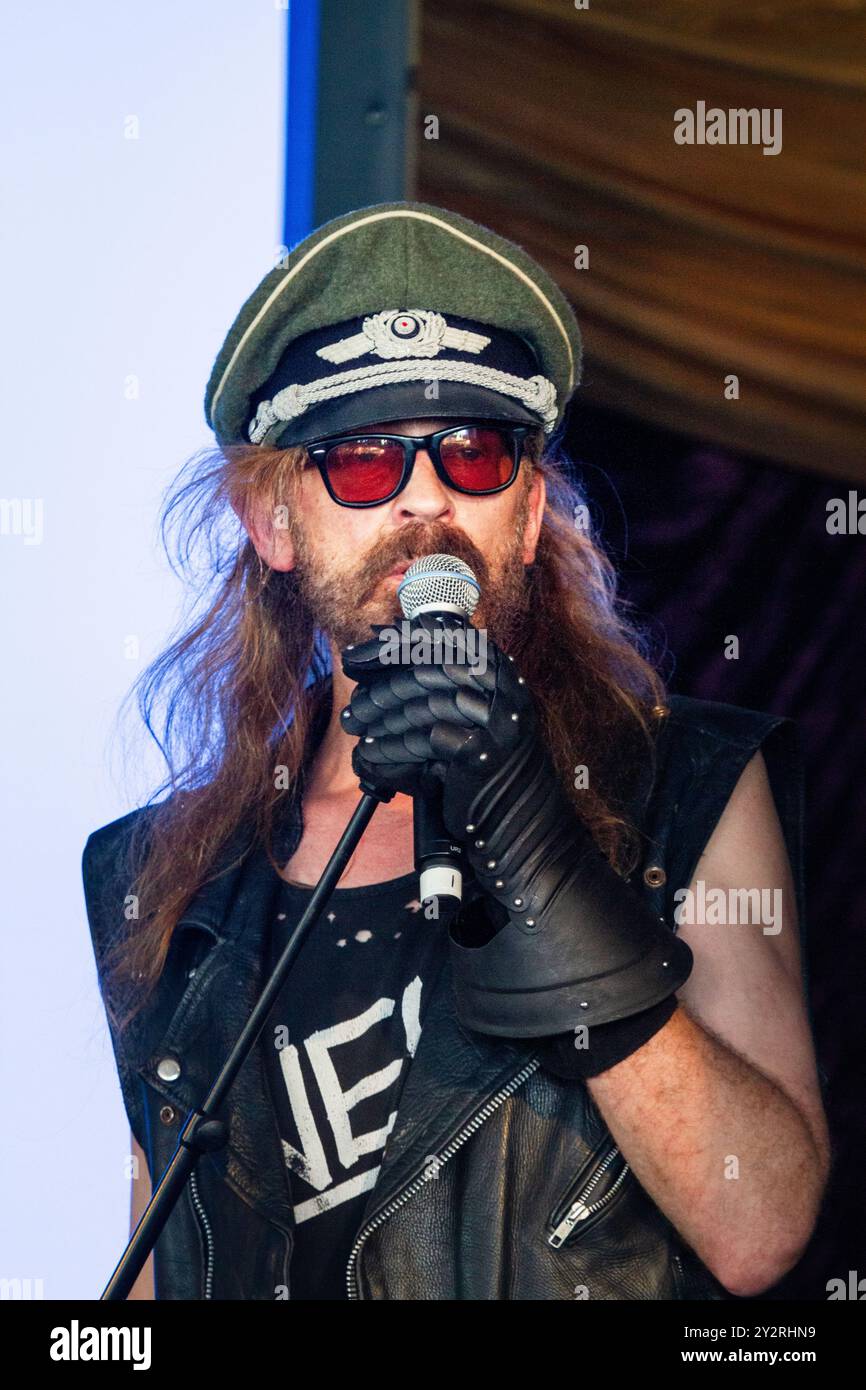 JULIAN COPE, LIVE TALK, GREEN MAN FESTIVAL 2013: Die britische Indie-Rock-Ikone Julian Cope hält einen Vortrag auf der Talking Shop Stage beim Green man Festival 2013 im Glanusk Park, Brecon, Wales, August 2013. Foto: Rob Watkins. INFO: Julian Cope ist ein britischer Musiker, Autor und Kulturkommentator, der für seine vielseitige Karriere bekannt ist, die sich aus Post-Punk, Neo-Psychedelia und experimentellem Rock zusammensetzt. Als Solokünstler und Frontmann von The Teardrop explodiert, verbindet seine Musik mystische Themen mit witzigen, introspektiven Texten und mutigen Experimenten. Stockfoto