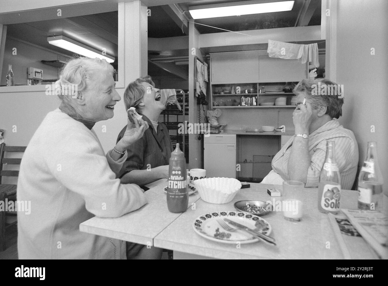 Tatsächlich 32 - 7 - 1971: Ein Tag in einem InnWir verbrachten den Tag zwischen dem 22. Und 23. Juli im Minnesund's Roadside inn. Das gasthaus wurde 1961 eröffnet. Am ersten Tag des Jahres 1961 betrug der Umsatz 1,50. Jetzt ist die Zahl ca. 000 NOK. Das Personal war in einem Moment der Entspannung. Sie kann nach vielen Stunden benötigt werden. Foto: Per Ervik / aktuell / NTB ***FOTO NICHT VERARBEITET*** dieser Bildtext wird automatisch übersetzt Stockfoto