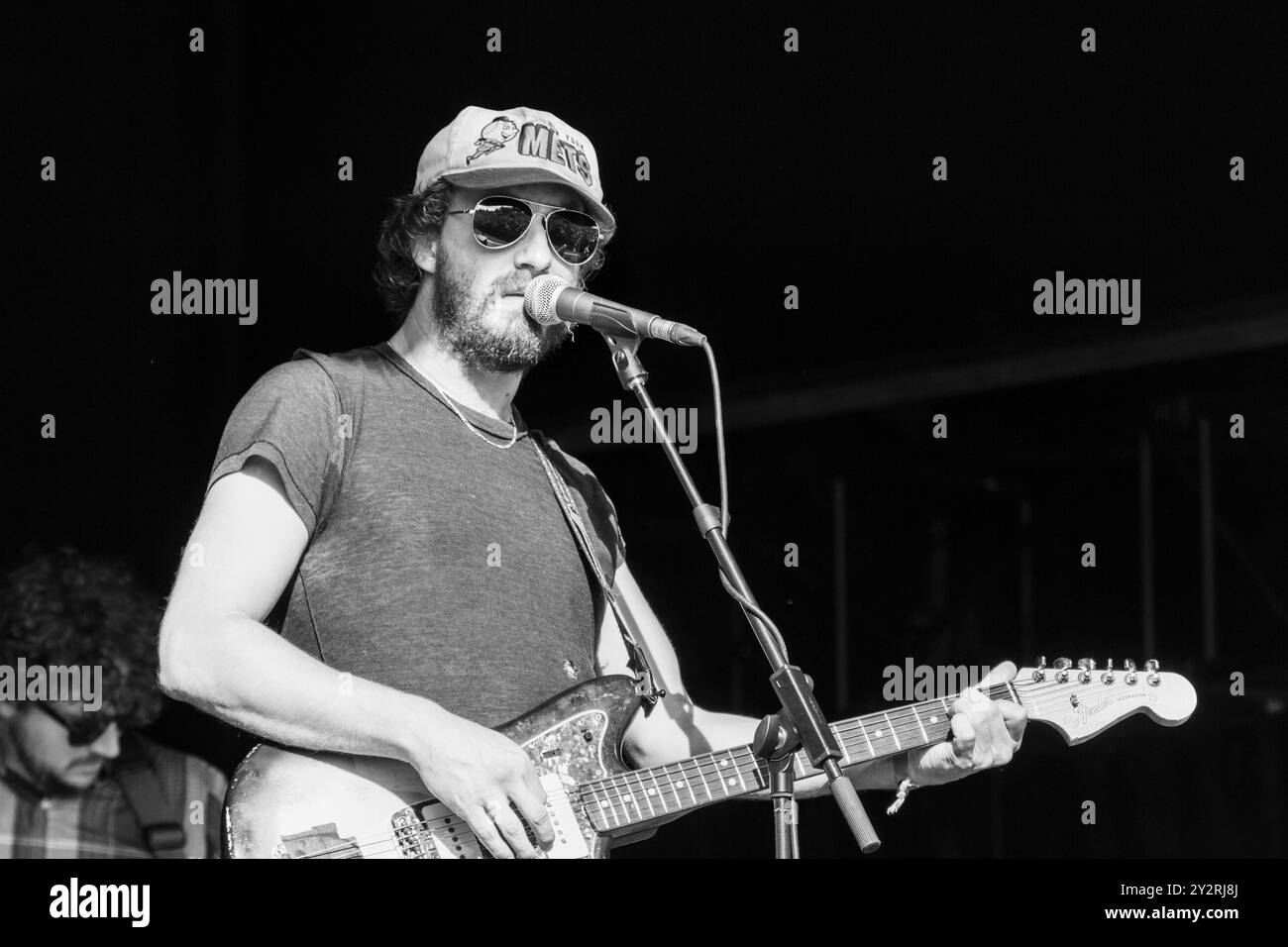 PHOSPHORESCENT, KONZERT, GREEN MAN FESTIVAL 2013: Phosphorescent – echter Name Matthew Houck – live auf der Mountain Stage beim Green man Festival 2013 im Glanusk Park, Brecon, Wales, August 2013. Foto: Rob Watkins. INFO: Phosphorescent ist das Projekt des US-amerikanischen Singer-Songwriters Matthew Houck, bekannt für seine üppige, atmosphärische Mischung aus Indie-Rock, Folk und Country. Mit gefühlvollen Texten und einem traumhaften Sound thematisiert die Musik oft Themen wie Liebe, Herzschmerz und Introspektion und ruft tiefe emotionale Resonanz hervor. Stockfoto