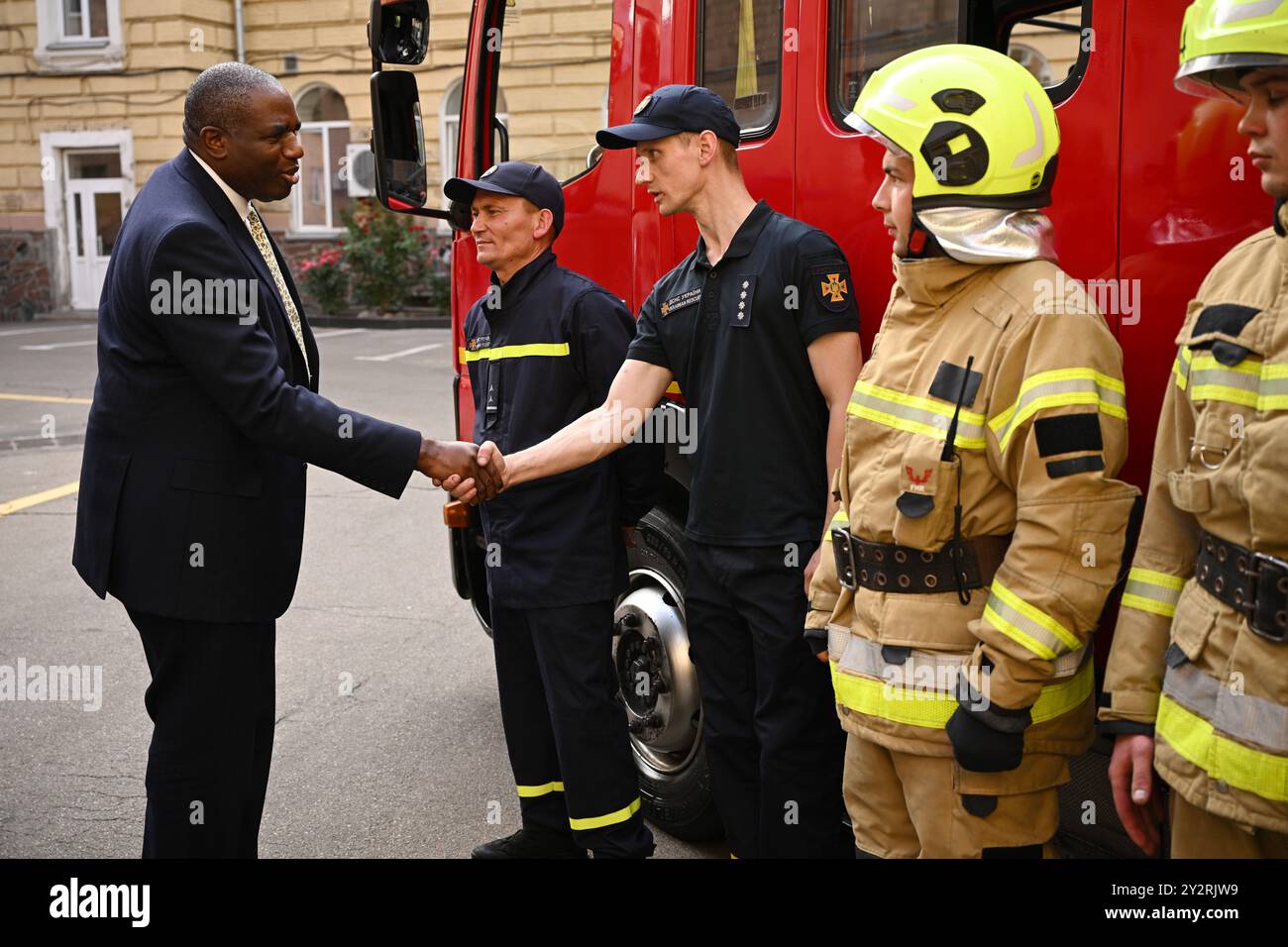 Außenminister David Lammy trifft ukrainische Ersthelfer und Mitglieder der Rettungsdienste während eines Besuchs in Kiew in der Ukraine. Bilddatum: Mittwoch, 11. September 2024. Stockfoto