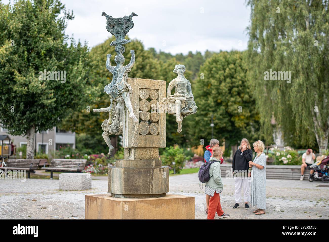 Karussell, eine Bronzeskulptur von 1971 von Gunnel Frieberg auf dem Haga-Platz in Soderkoping im Sommer. Stockfoto