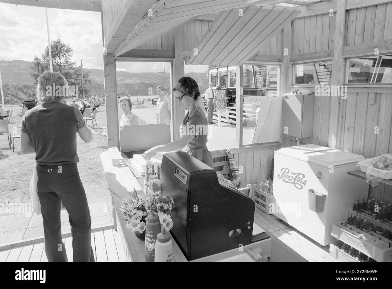 Tatsächlich 32 - 7 - 1971: Ein Tag in einem InnWir verbrachten den Tag zwischen dem 22. Und 23. Juli im Minnesund's Roadside inn. Das gasthaus wurde 1961 eröffnet. Am ersten Tag des Jahres 1961 betrug der Umsatz 1,50. Jetzt ist die Zahl ca. 000 NOK. Foto: Per Ervik / aktuell / NTB ***FOTO NICHT VERARBEITET*** dieser Bildtext wird automatisch übersetzt Stockfoto