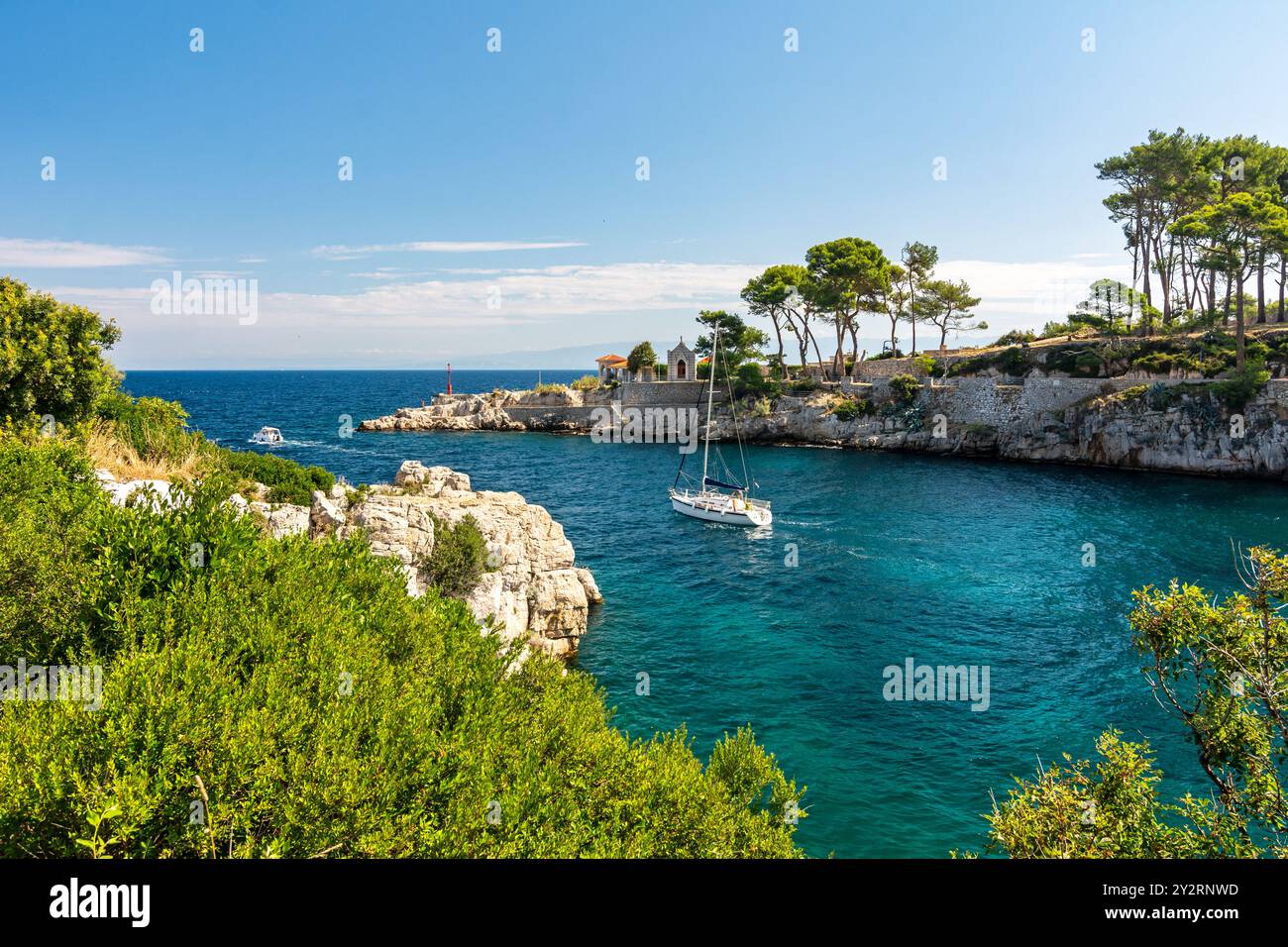 Die Segelyacht verlässt den wunderschönen Hafen von Veli Losinj, Kroatien Stockfoto