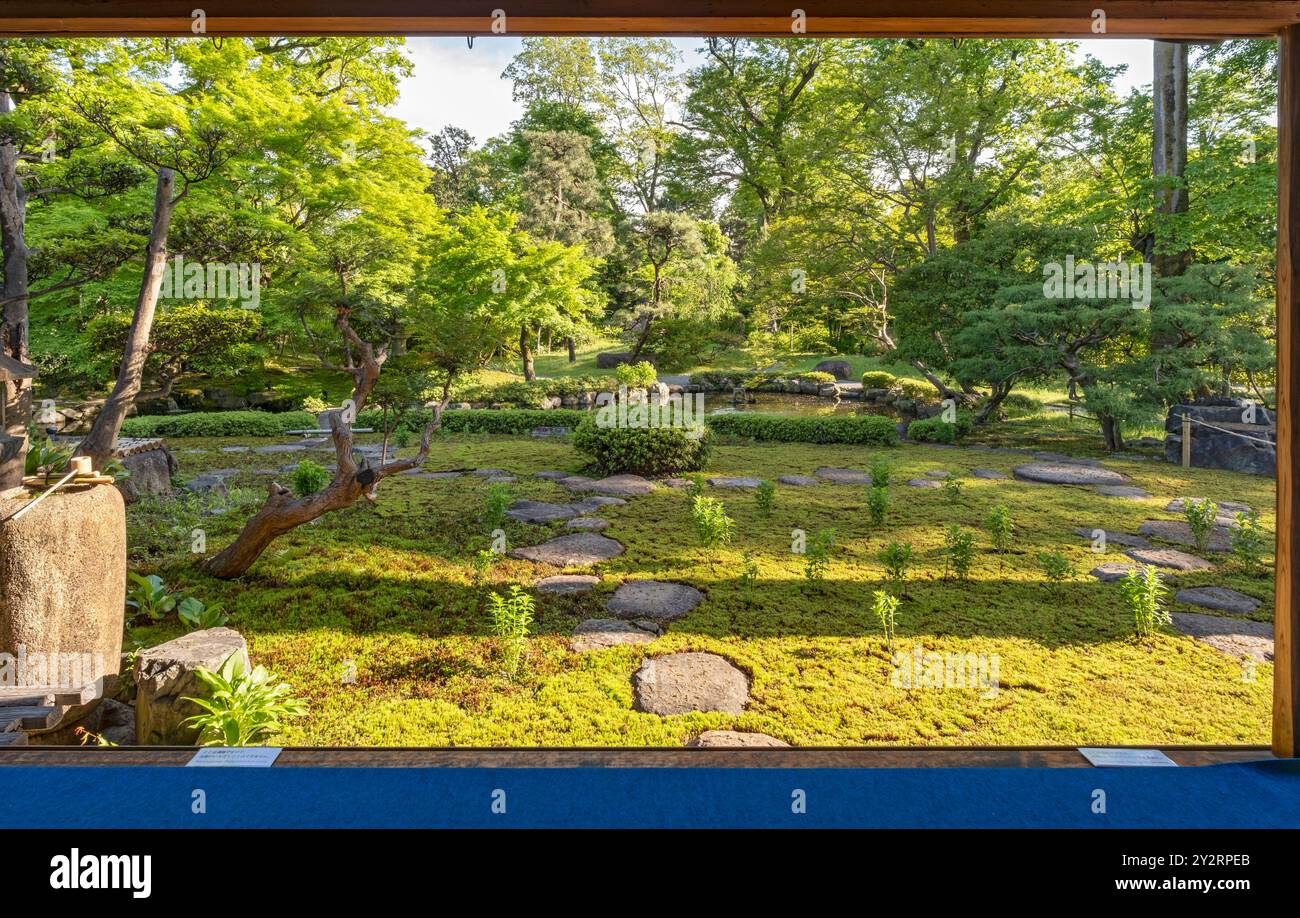 Blick auf die Gärten vom Fenster der Old Mitsui Family Shimogamo Villa, Kyoto Stockfoto