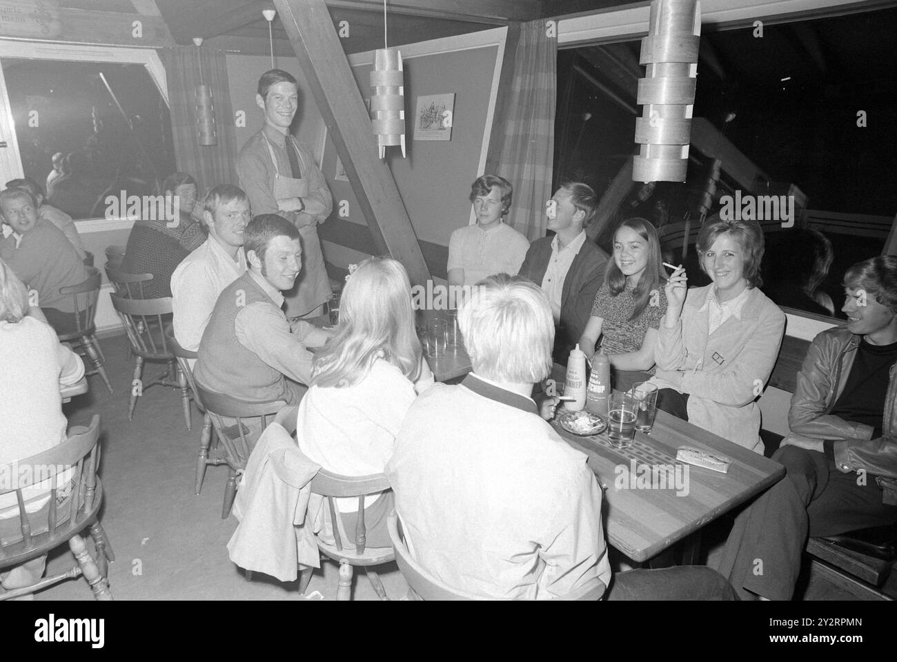 Tatsächlich 32 - 7 - 1971: Ein Tag in einem InnWir verbrachten den Tag zwischen dem 22. Und 23. Juli im Minnesund's Roadside inn. Das gasthaus wurde 1961 eröffnet. Am ersten Tag des Jahres 1961 betrug der Umsatz 1,50. Jetzt ist die Zahl ca. 000 NOK. Krovert Sjur Austrheim (stehend) ist ein wichtiger Mann für die Eidsvoll-Jugend. Minnesund-kroa ist der Ort an einem Ort, an dem man sich nicht treffen kann. Foto: Per Ervik / aktuell / NTB ***FOTO NICHT VERARBEITET*** dieser Bildtext wird automatisch übersetzt Stockfoto